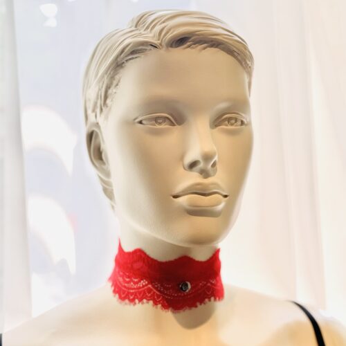 Rood kanten choker met zilverkleurig slotje