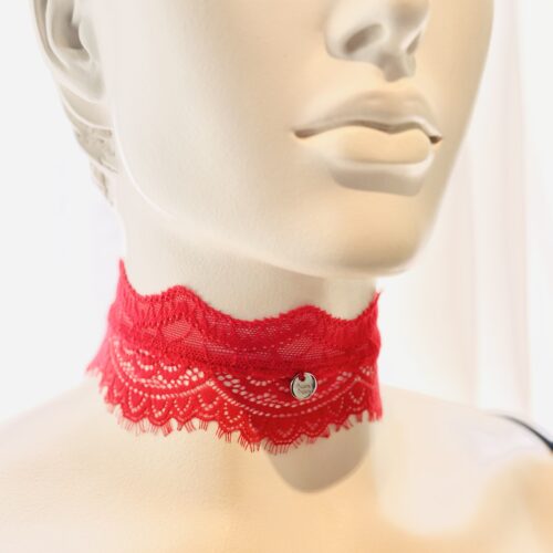 Rood kanten choker met zilverkleurig slotje